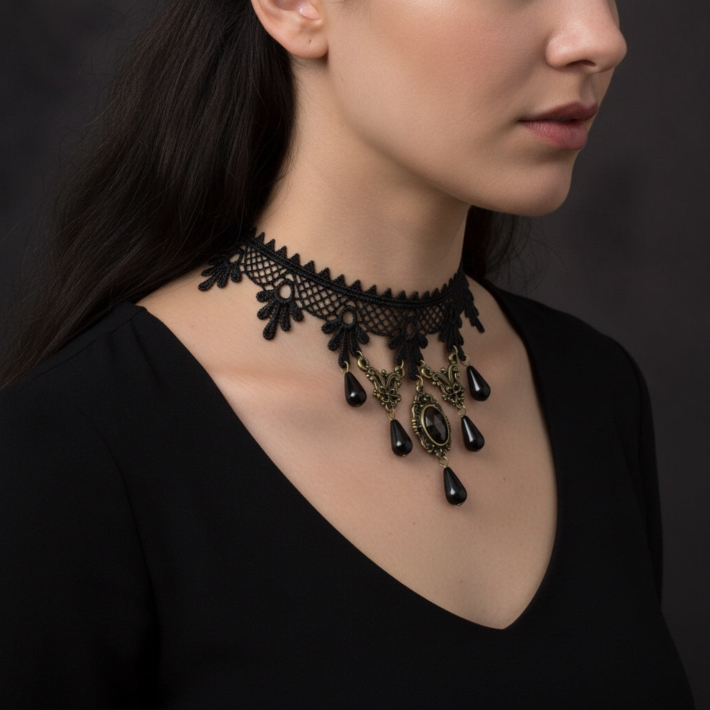Collier Lilith · Argent Noir porté, vue trois-quarts