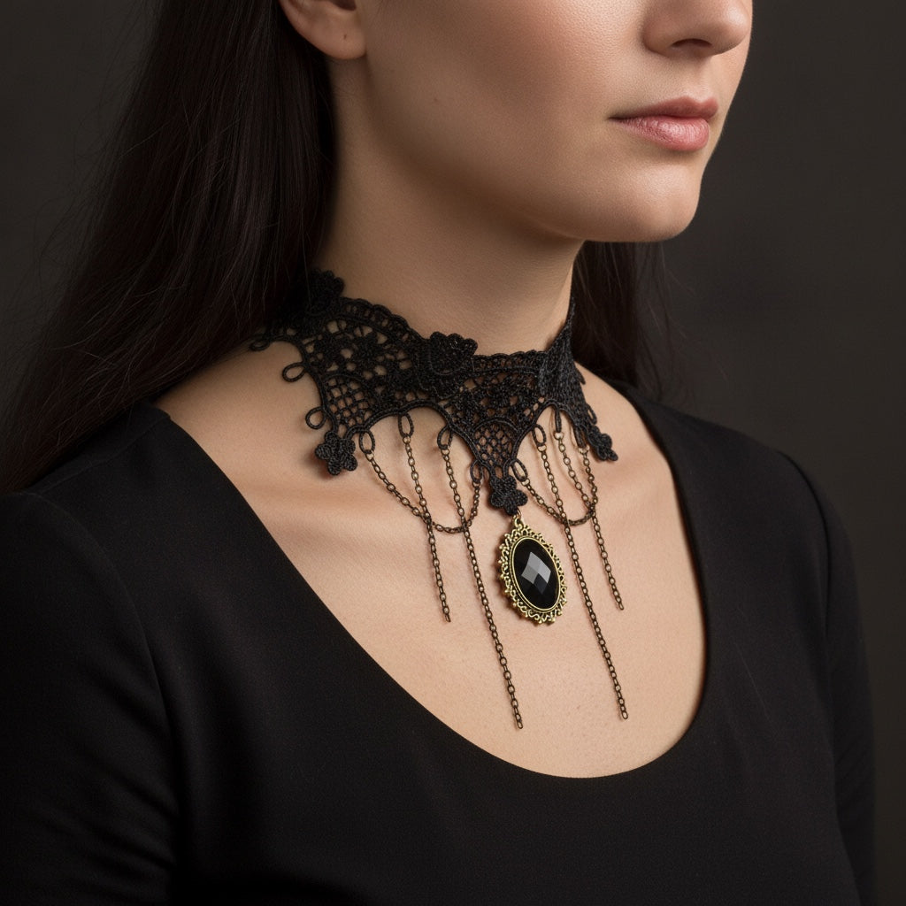 Collier Lilith · Obsidienne porté, vue trois-quarts
